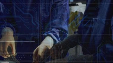 Ameliyathanedeki cerrahlar üzerinde dijital arayüz animasyonu. küresel tıp, teknoloji, veri işleme ve dijital arayüz kavramı dijital olarak oluşturulmuş video.