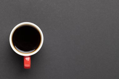 Siyah arka planda kırmızı kahve fincanı. Kahve, içecek ve içecekler..