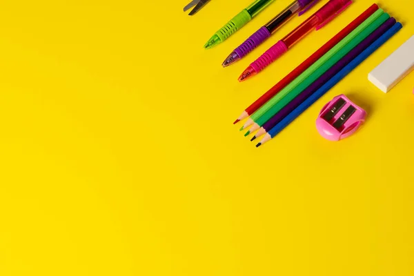 Зображення Шкільних Інструментів Малювання Жовтій Поверхні Копіювальним Простором Шкільне Обладнання — стокове фото