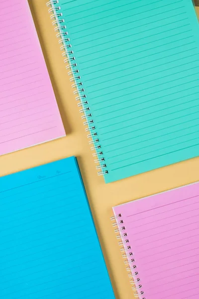 Composição Vertical Cadernos Coloridos Que Encontram Superfície Amarela Equipamento Escolar — Fotografia de Stock