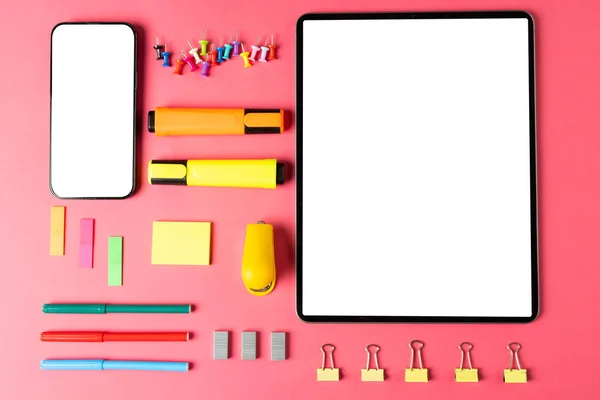 Composição Tablet Smartphone Com Espaço Cópia Equipamentos Escolares Superfície Rosa — Fotografia de Stock