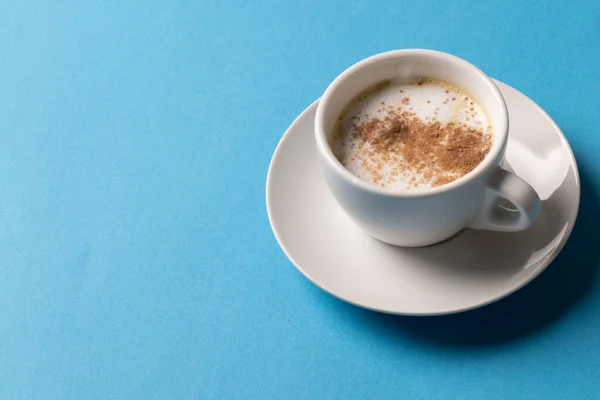 Mavi Arka Planda Sütlü Beyaz Kahve Resmi Kahve Içecek Içecekler — Stok fotoğraf