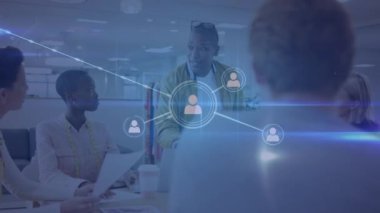 Ofisteki çeşitli iş adamları üzerindeki dijital simgelerle bağlantıların animasyonu. Küresel bağlantılar, veri işleme ve dijital olarak oluşturulan iş konsepti.