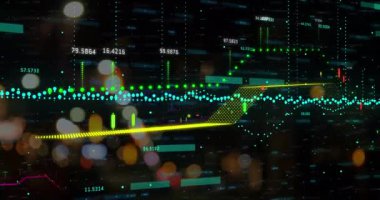 Odak şehir ışıklarının üzerindeki istatistik ve finansal veri işleme animasyonları. Dijital arayüz teknolojisi ve ağ konsepti dijital olarak oluşturuldu.