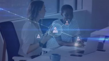 Ofisteki çeşitli iş kadınları üzerindeki dijital simgelerle olan bağlantıların animasyonu. Küresel bağlantılar, veri işleme ve dijital olarak oluşturulan iş konsepti.