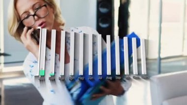 Beyaz iş kadınının ofisinde grafik animasyonu var. Küresel iş, bilgisayar ve dijital arayüz kavramı dijital olarak oluşturulmuş video.