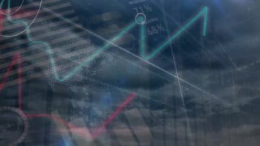 Bulutlu gökyüzünde dünya üzerinde finansal veri işleme animasyonu. Küresel iş, finans, veri işleme ve dijital arayüz kavramı dijital olarak oluşturulmuş video.