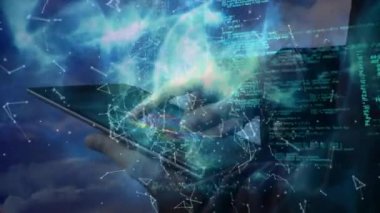 Bağlantılar, veri ve teknoloji simgeleri tablet kullanan beyaz adamın elleri. Küresel iş, finans, ekonomi ve teknoloji kavramı dijital olarak oluşturulmuş video.