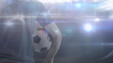 Stadyumun üzerinde futbol oynayan beyaz erkek futbolcunun animasyonu. Küresel spor, vatanseverlik ve dijital arayüz kavramı dijital olarak üretilen video.