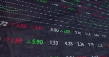 Finansal veri işleme animasyonları grafik ve çizelgeler üzerinde siyah arkaplan üzerinde. Küresel iletişim, iş, veri ve dijital arayüz kavramı dijital olarak oluşturulmuş video.