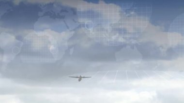 Uçak, dünya haritası, dünya ve gökyüzü üzerinde veri işleme animasyonu. Seyahat, ulaşım, uçak ve teknoloji konsepti dijital olarak oluşturulmuş video.