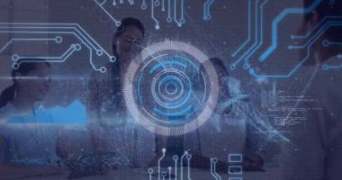 Çeşitli iş adamları üzerinde dijital arayüzün animasyonu. Dijital olarak oluşturulmuş küresel bağlantılar, veri işleme ve dijital arayüz kavramı.