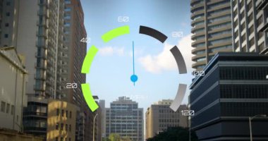 Şehir manzarası üzerinde hız göstergesi animasyonu. Küresel iş, finans, veri işleme ve dijital arayüz kavramı dijital olarak oluşturulmuş video.