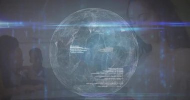 Bir grup öğrenci üzerinde bağlantı ve dünya ağının animasyonu. Küresel bilim, bağlantılar, veri işleme ve dijital arayüz kavramı dijital olarak oluşturulmuş video.