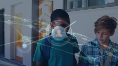 Çeşitli öğrenciler üzerindeki simgelerle bağlantı ağının animasyonu. Küresel eğitim, bağlantılar ve dijital arayüz kavramı dijital olarak oluşturulmuş video.