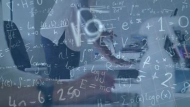 Matematik formüllerinin animasyonu, ofisteki maske takan Afro-Amerikan adam üzerine. Küresel iş, bilim, matematik ve ekonomi kavramı dijital olarak oluşturulmuş video.