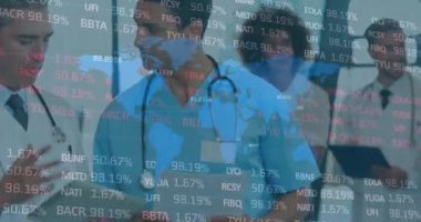 Çeşitli doktorların veri işleme çalışmalarının animasyonu. Küresel tıp, teknoloji, veri işleme ve dijital arayüz kavramı dijital olarak oluşturulmuş video.