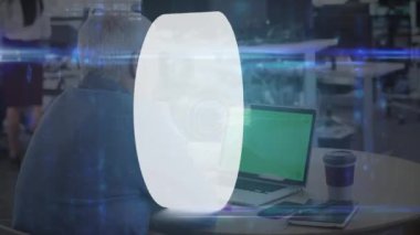 Beyaz şekilli dijital ekran animasyonu yüz maskeli yaşlı beyaz adam üzerinde. İş dünyası, covid 19 salgın ve teknoloji konsepti sırasında dijital olarak üretilen video.