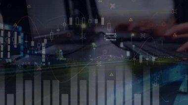 Klavye üzerinde el yazısıyla veri işleme ve şehir manzarasının animasyonu. Küresel iş, bilgisayar ve dijital arayüz kavramı dijital olarak oluşturulmuş video.