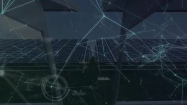 Güneş panelleri üzerinden bağlantı ağının animasyonu. Yeşil enerji, eko gücü, bağlantı ve teknoloji konsepti dijital olarak oluşturulmuş video.