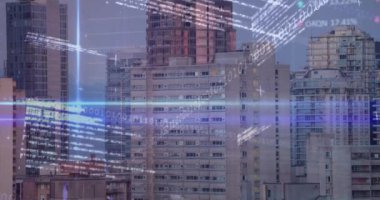 Şehir manzarası üzerinde veri işleme animasyonu. Küresel teknoloji bağlantıları ve veri işleme kavramı dijital olarak oluşturuldu.