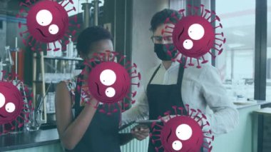 Yüzü maskeli, gülümseyen çeşitli işçiler üzerinde virüs hücrelerinin canlandırılması. Küresel salgın, vatanseverlik ve dijital arayüz konsepti dijital olarak oluşturulmuş video.