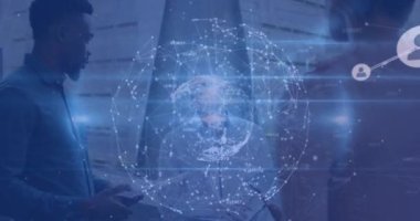 İki farklı iş adamından oluşan bağlantılar ve simgelerin animasyonu. Dijital olarak oluşturulmuş küresel bağlantılar, veri işleme ve dijital arayüz kavramı.