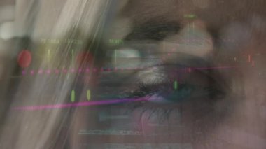 Beyaz bir kadının gözünden finansal verilerin ve grafiklerin animasyonu. Finans, ekonomi ve yaşam tarzı kavramı dijital olarak oluşturulmuş video.