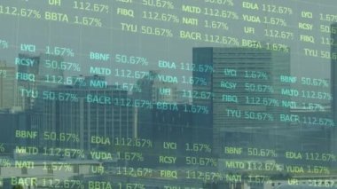 Şehirdeki finansal verilerin ve grafiklerin animasyonu. Küresel iş, finans ve ekonomi kavramı dijital olarak üretilen video.