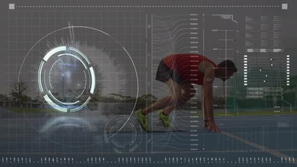 スタジアムで実行されている白人男性上のデジタル画面上のデータ処理のアニメーション スポーツ トレーニング アクティブライフスタイルと技術コンセプトデジタル生成ビデオ — ストック動画
