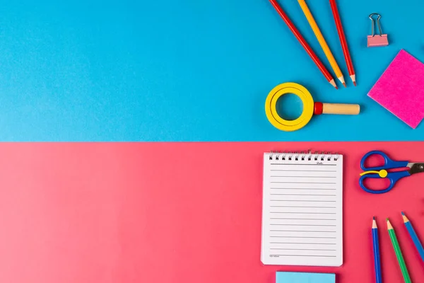 Samenstelling Van Kleurrijke School Apparatuur Met Notebook Blauw Roze Oppervlak — Stockfoto