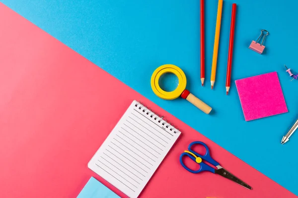Samenstelling Van Kleurrijke School Apparatuur Met Notebook Blauw Roze Oppervlak — Stockfoto