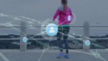 Kumsaldaki mutlu kadın bağlantıları üzerinden bağlantı ağının animasyonu. Dijital arayüz teknolojisi ve bağlantılar konsepti dijital olarak oluşturuldu.