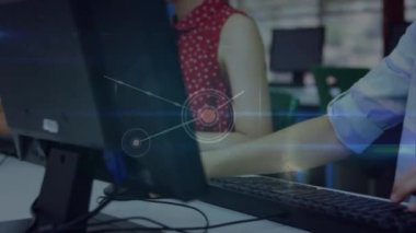 Çeşitli öğrenciler arasındaki bağlantı ağının animasyonu. Küresel eğitim, bağlantılar ve dijital arayüz kavramı dijital olarak oluşturulmuş video.