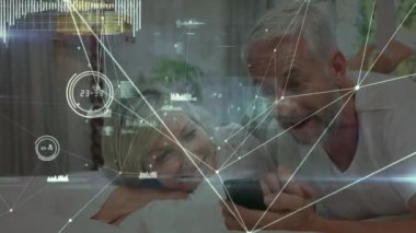 Akıllı telefon kullanan Kafkasyalı yaşlı çiftin bağlantılarının animasyonu. Ağ, bağlantılar, iletişim ve teknoloji konsepti dijital olarak oluşturulmuş video.