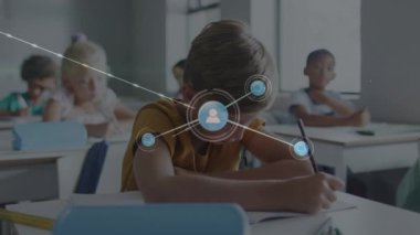 Çeşitli öğrencilerin öğrenmesi üzerine veri işleme animasyonu. Küresel eğitim ve dijital arayüz kavramı dijital olarak oluşturulmuş video.