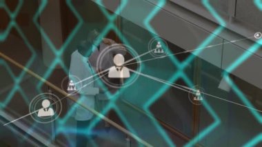 Veri işleme üzerine simgelerle bağlantı ağının animasyonu. Küresel ağ ve iş teknolojisi kavramı.