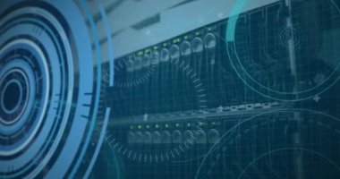 Karanlık arkaplanı tarayan dijital arayüzün animasyonu. Küresel bilim, bağlantılar, veri işleme ve dijital arayüz kavramı dijital olarak oluşturulmuş video.