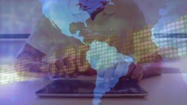 Tablet kullanan beyaz adamın orta bölümündeki finansal verilerin ve grafiklerin animasyonu. Küresel iş, finans, ekonomi ve teknoloji kavramı dijital olarak oluşturulmuş video.
