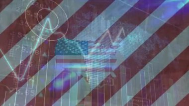 ABD bayrakları üzerinde veri işleme animasyonu. Amerikan vatanseverliği, bağımsızlık ve kutlama konsepti dijital olarak oluşturulmuş video.