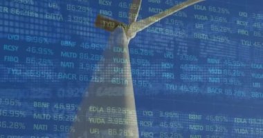 Rüzgar türbini üzerinde finansal veri işleme animasyonu. Küresel çevre, yeşil enerji ve sürdürülebilirlik kavramı dijital olarak oluşturulmuş video.