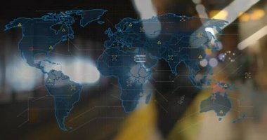 Metro istasyonuna ulaşan yeraltı treninin veri işleme sistemli dünya haritasının animasyonu. Küresel iletişim, seyahat ve dijital arayüz kavramı dijital olarak oluşturulmuş video.