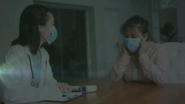 Asyalı kadın doktorun hastayla konuşması üzerine ışık noktalarının canlandırılması. Küresel tıp ve dijital arayüz kavramı dijital olarak oluşturulmuş video.