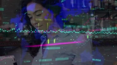 Tablet kullanan mutlu beyaz kadın üzerine finansal verilerin ve grafiklerin animasyonu. Küresel iş, finans, ekonomi ve teknoloji kavramı dijital olarak oluşturulmuş video.