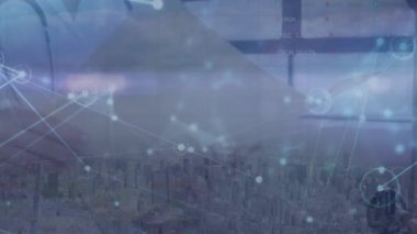 Kafkasyalı kadın doktor üzerinden bağlantı ağının animasyonu. Küresel tıp, teknoloji, veri işleme ve dijital arayüz kavramı dijital olarak oluşturulmuş video.