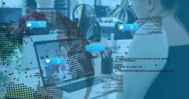 Çeşitli iş adamlarının ellerinin üzerinde çeşitli verilerin animasyonu. Küresel iş dijital arayüzü teknolojisi ve dijital olarak oluşturulan ağ konsepti.