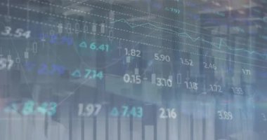 Koyu arkaplanda gri grafik üzerinde finansal veri işleme animasyonu. Küresel iletişim, iş, veri ve dijital arayüz kavramı dijital olarak oluşturulmuş video.