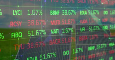 Güneş panelleri üzerindeki finansal verilerin, şekillerin ve grafiklerin resmi. Yeşil enerji, eko güç, finans ve ekonomi kavramı dijital olarak oluşturulmuş görüntü.