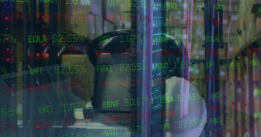 Depodaki mali verilerin resmi. İş, finans, teknoloji ve dağıtım hizmetleri kavramı dijital olarak oluşturulmuş imaj.