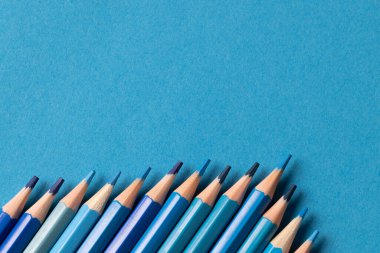 Mavi arka planda mavi pastel boyaların farklı tonlarının görüntüsü. Eğitim, öğrenme ve yaratıcılık